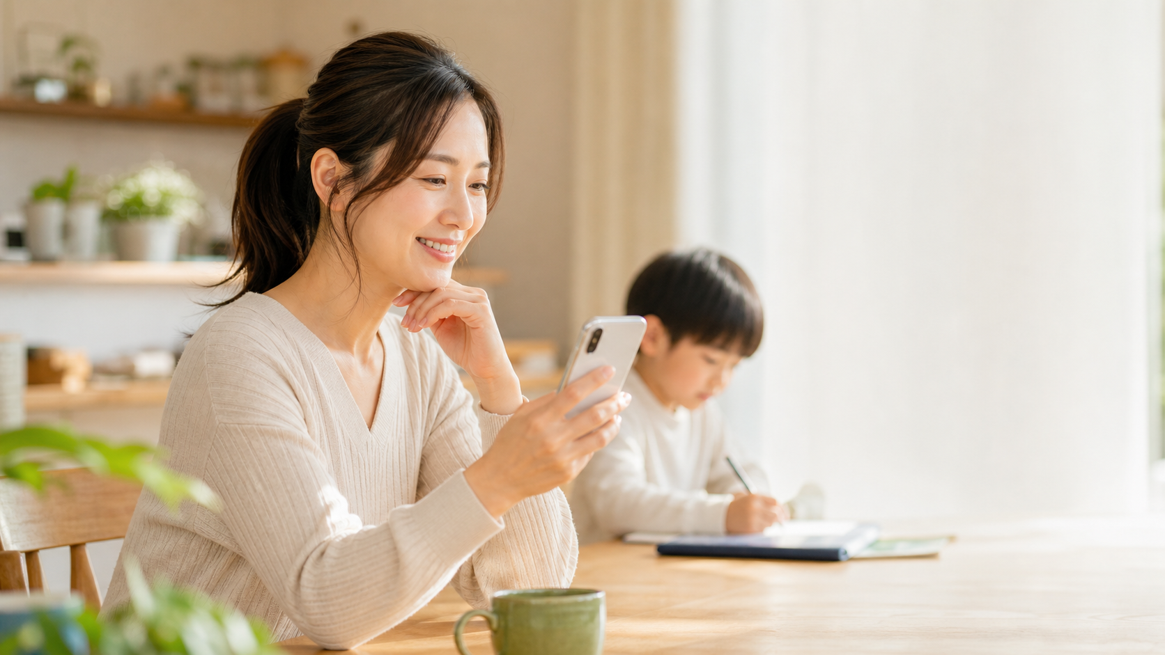 スマートフォンで予定を確認して安心する保護者