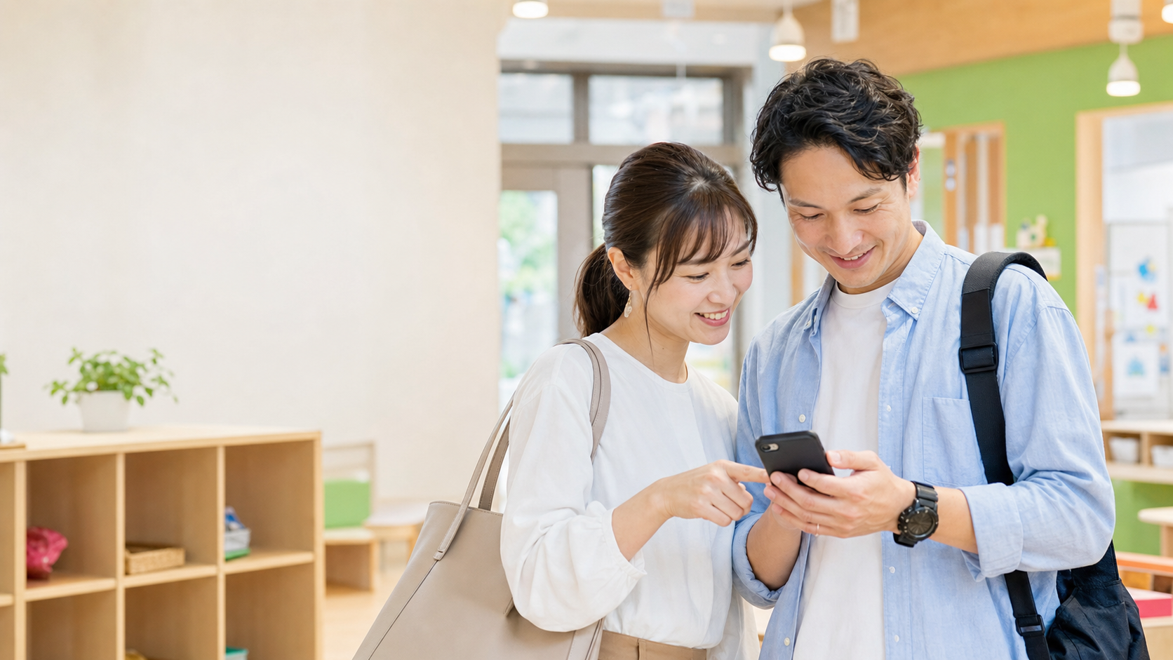 教室でスマートフォンの予定を確認する保護者